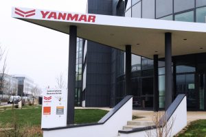 Signalétique adhésif panneau Yanmar communication entreprise