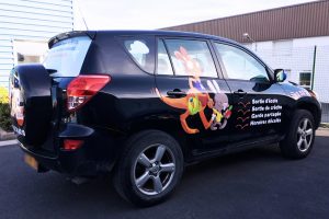 marquage véhicule voiture auto automobile adhésif microperforé kangourou kids communication publicité